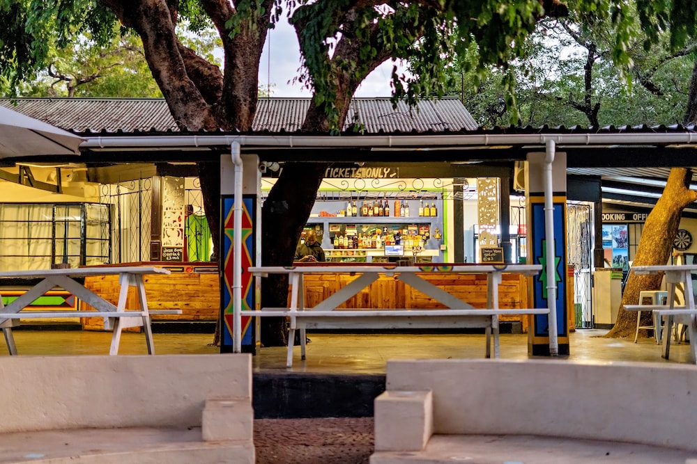 Shoestrings Backpackers & Bar