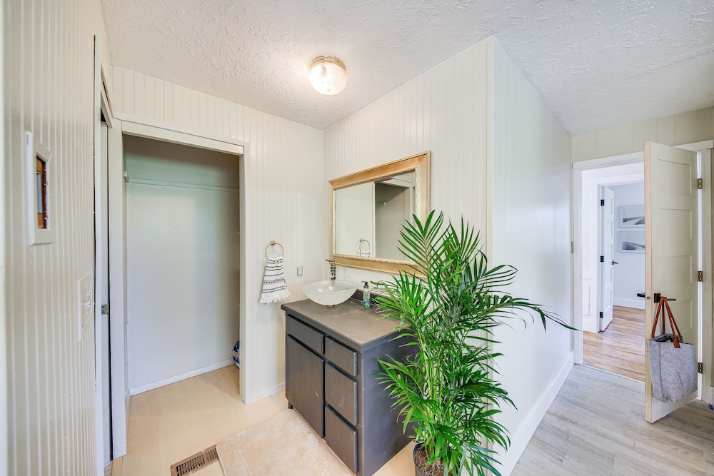 Chic Idaho Retreat w/ Hot Tub, Grill  Pool Table! - Property Image 11