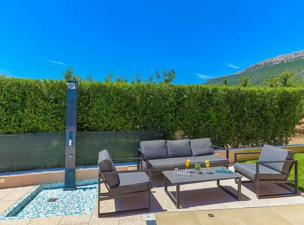 Kastel Luksic Scenic Villa With Pool