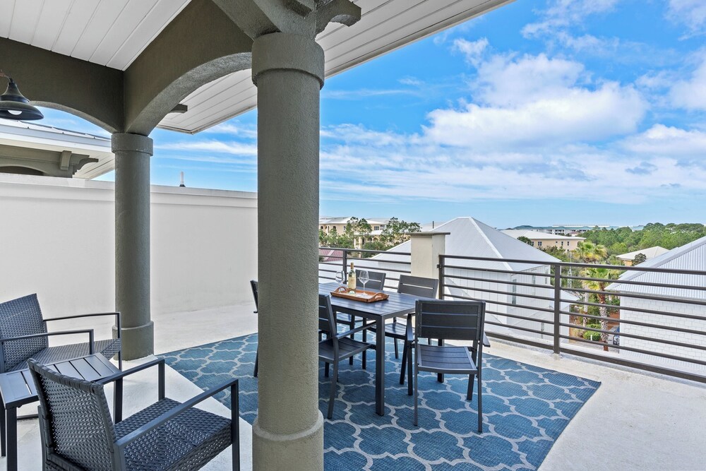 Emerald Paradise 2 Blocks to Beach Rooftop Patio + Pool Access Sleeps 10 view 3