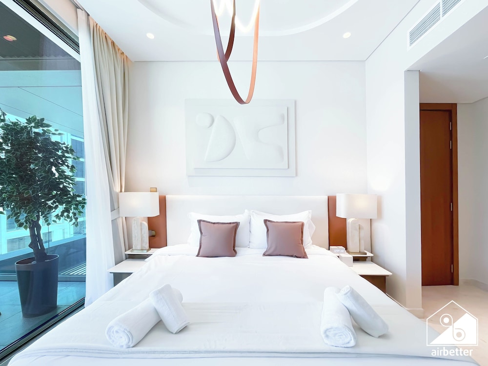 Luxury Beachfront 1BR on Palm Jumeirah & Balcony