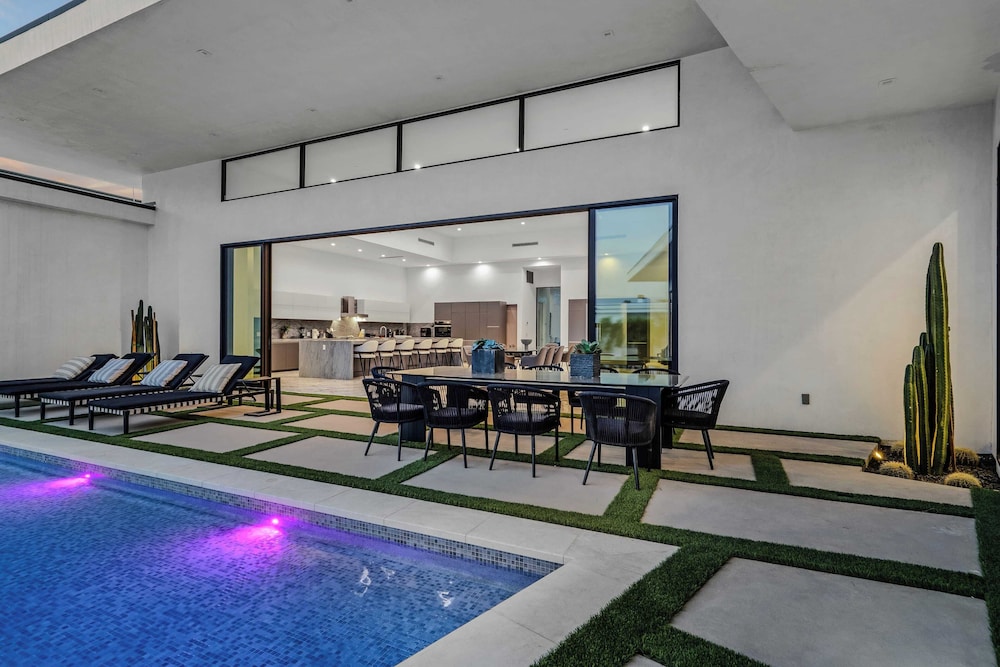 Sleeps 20 Pool & Pickleball Villa Near Golf, Dining & Fun Bravo Villa #2 by Avantstay