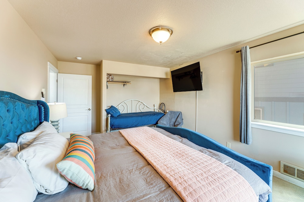 Group Friendly! Rockaway Beach Oasis w/ Game Room