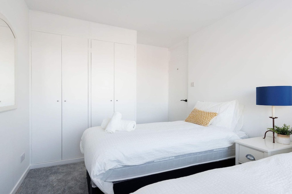 Beautifully Refurbished 4-bed Beachside Retreat