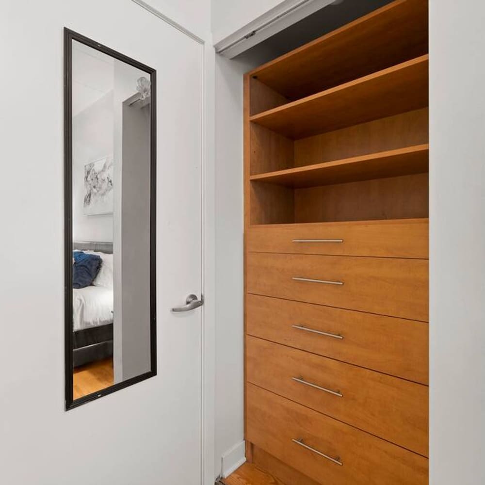 Sleek 2 Bed 2 Bath Condo in Trendy Fulton Market