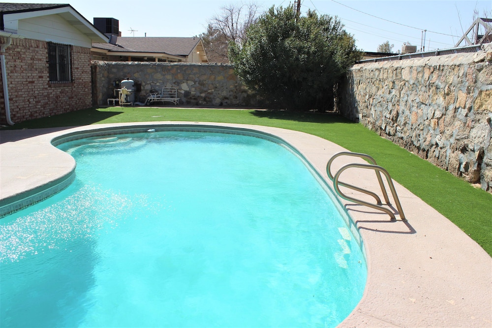 El Chuco Home W/ Pool, Pool Table,15 min Downtown