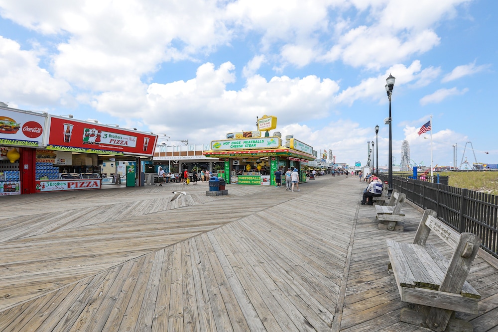 Sunny Seaside Heights Retreat: Walkable Location! view 4
