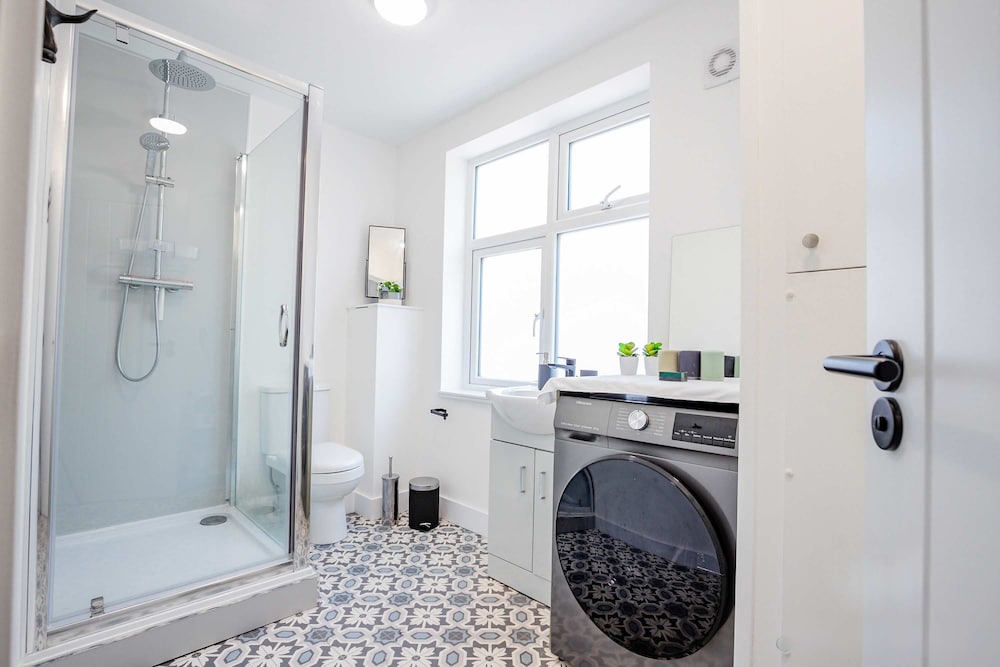 Host Stay Croydon Road Apartment