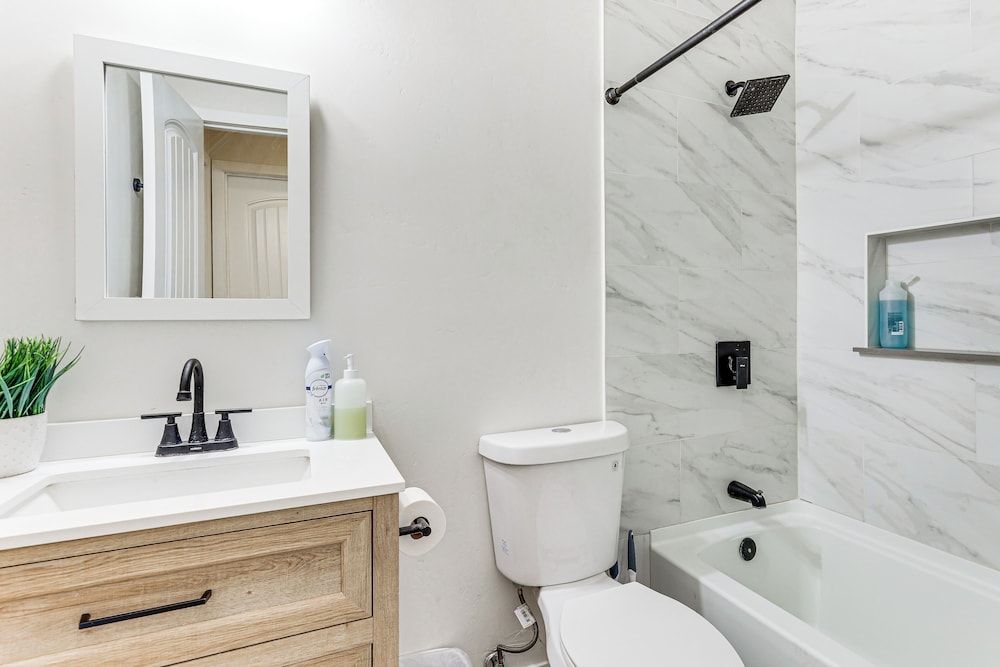 Modern Gem w/ Outdoor Oasis: 5 Mi to Lake Jennings