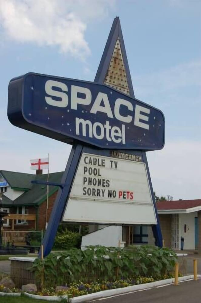 Space Motel-0