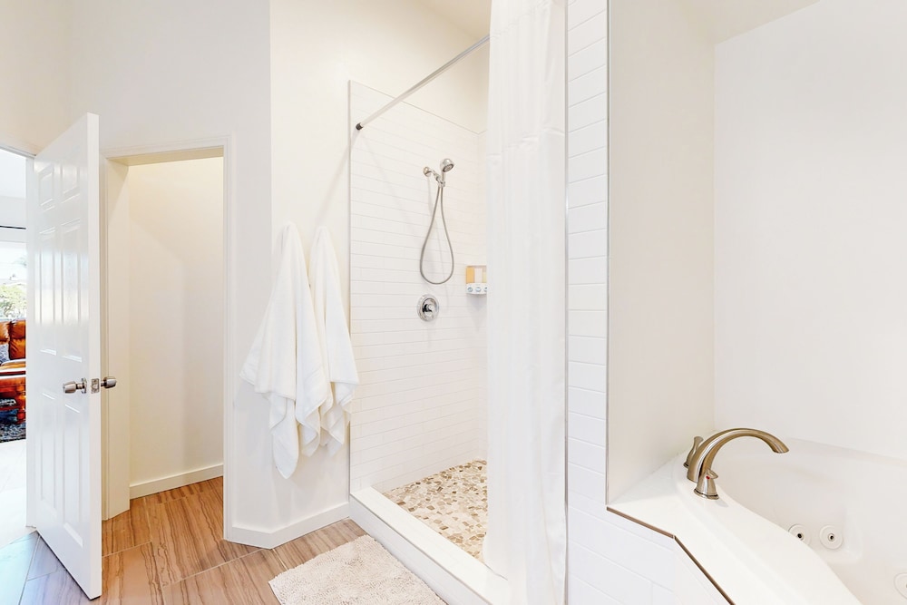 Two Dog-friendly Home, Close to Wine Country