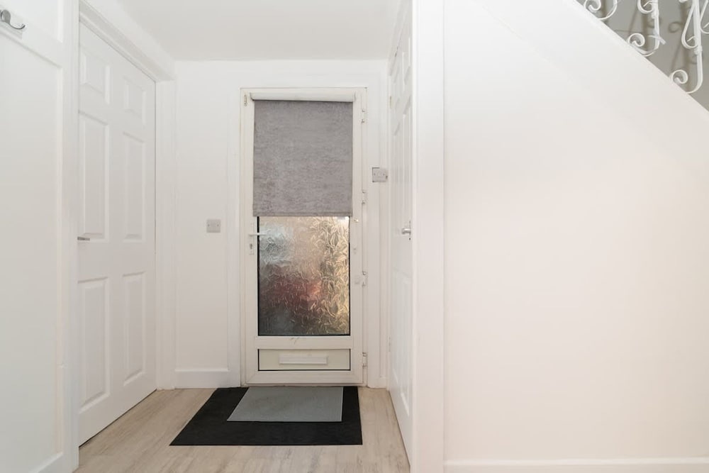 4 Bedrooms-2bath-free Parking