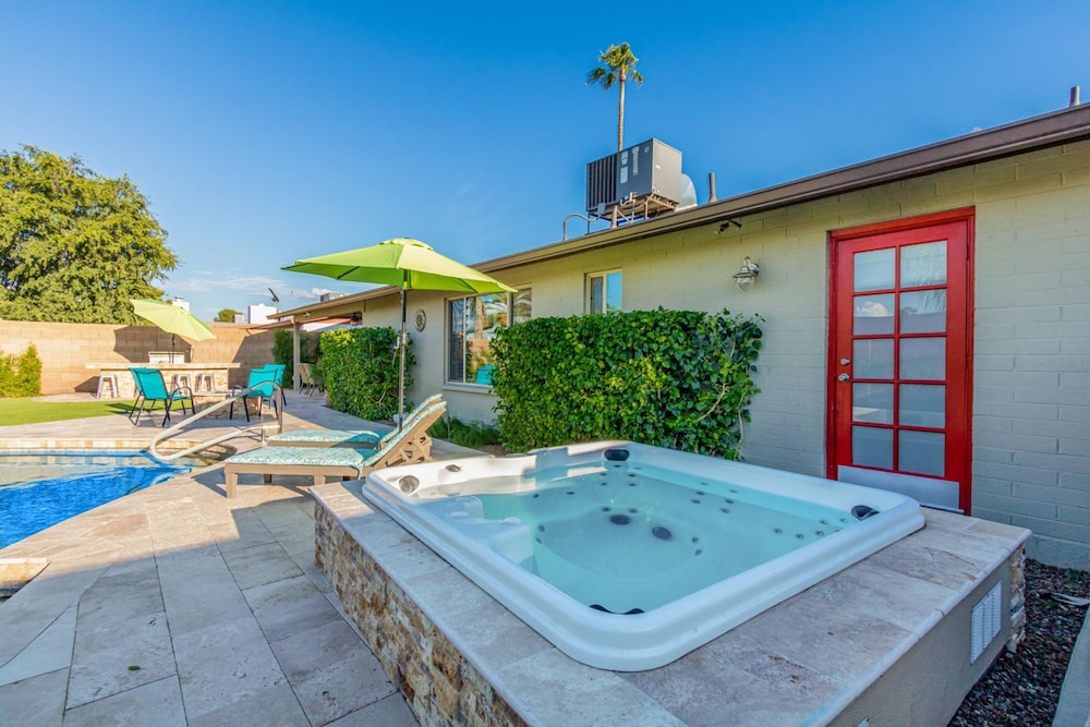 Palm Tree Paradise Heated spa Pool Firepit