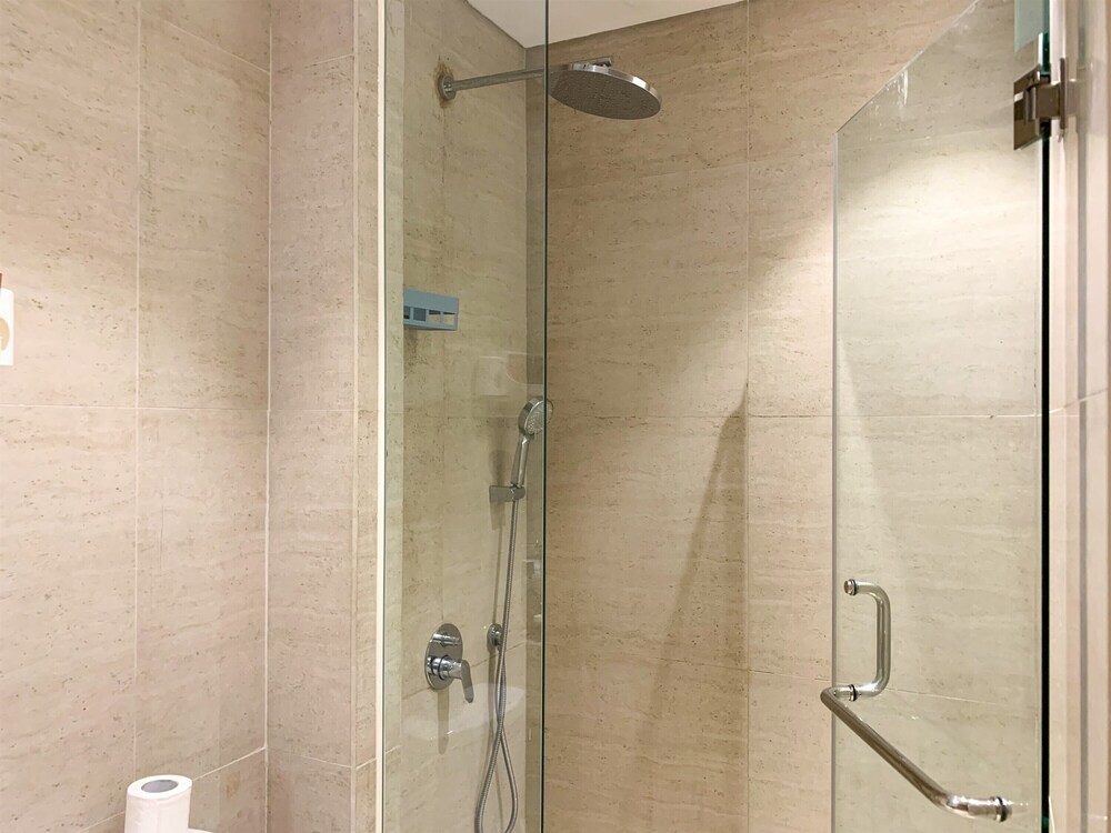 Warm And Modern Look Studio Room At Gold Coast Apartment view 3