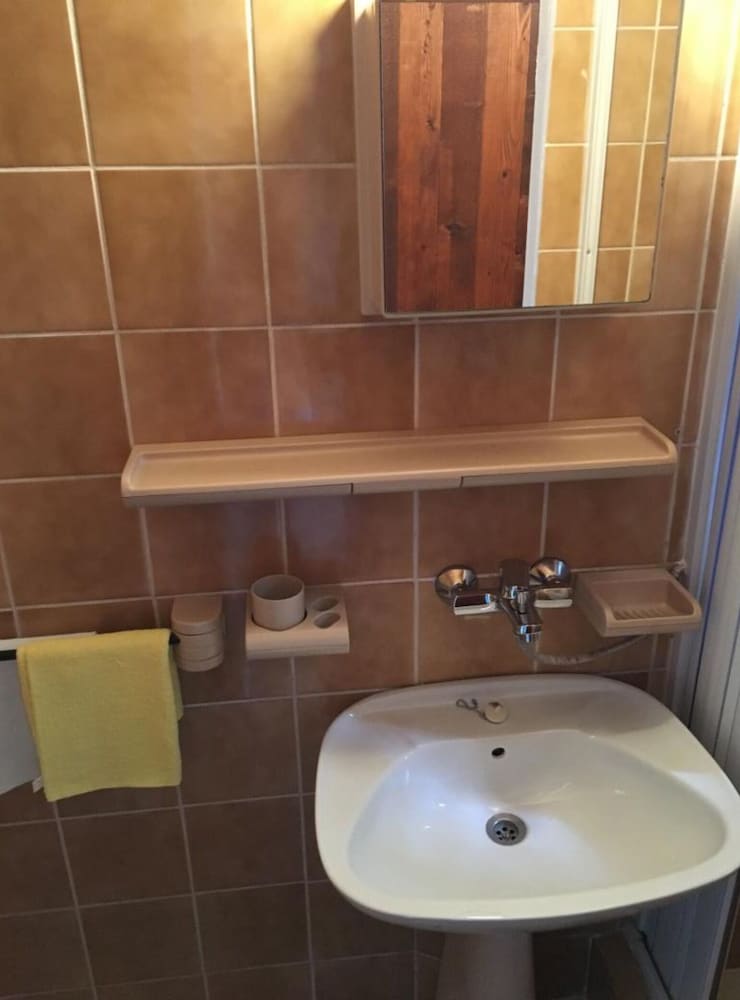 Comfortable Budva Rooms With Easy Access to Sveti Stefan