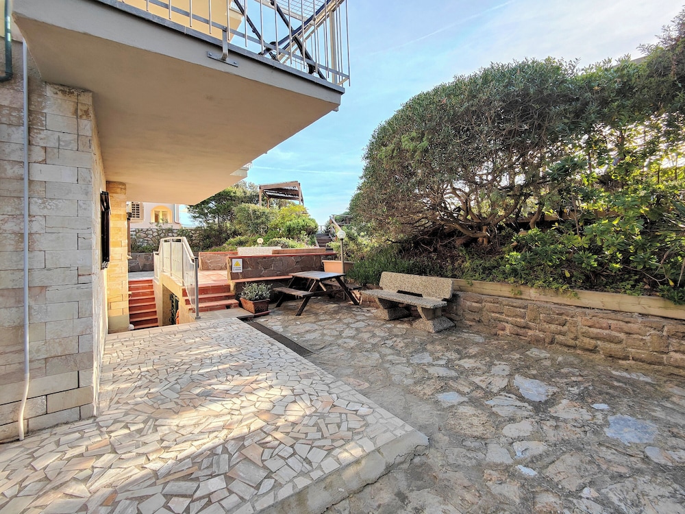 Sea view and ground floor Apartments le Dune