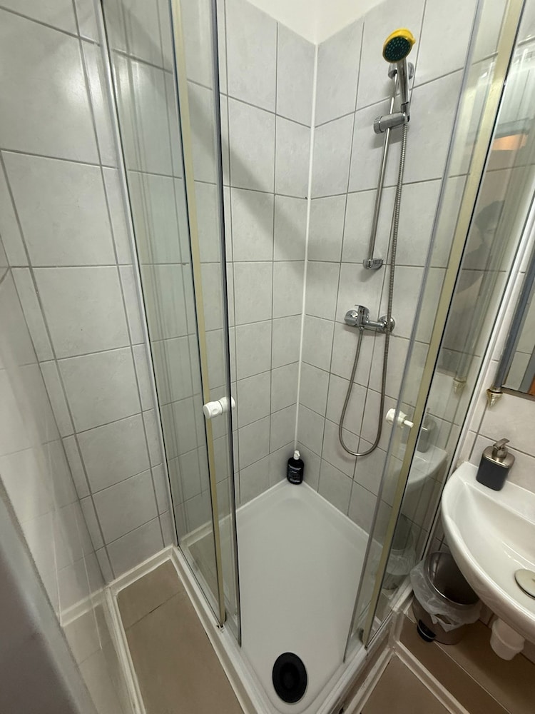Modern 1BR Apt Central Privacy