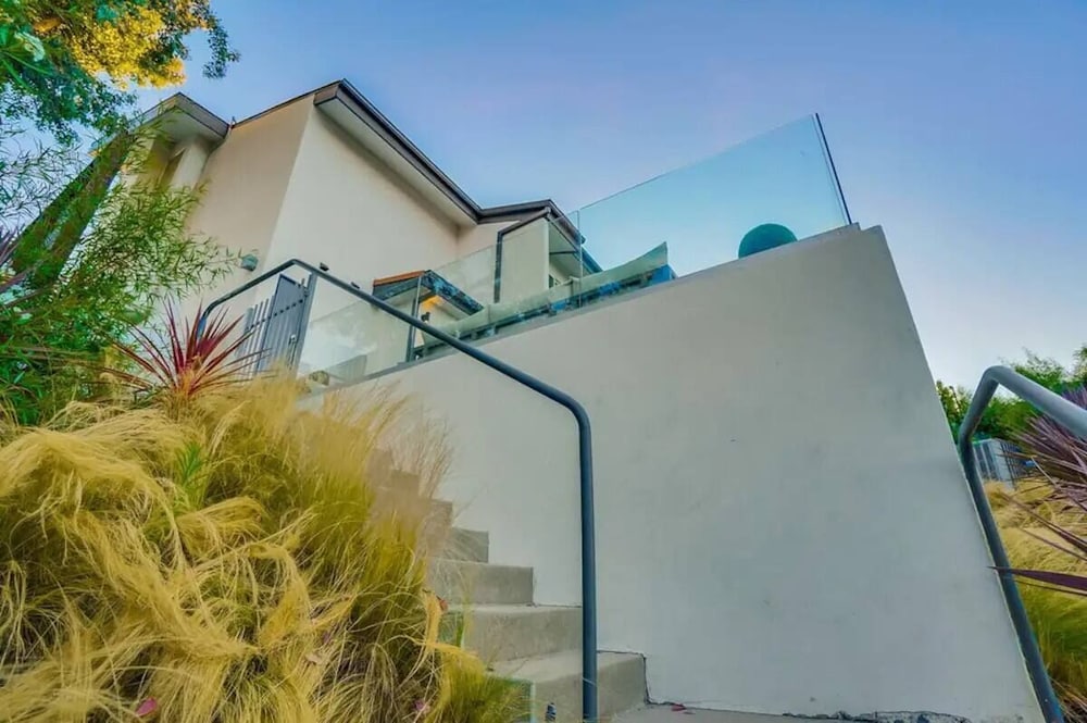 Troy Dr - Sleek & Modern Hollywood Hills Home With Stunning Views