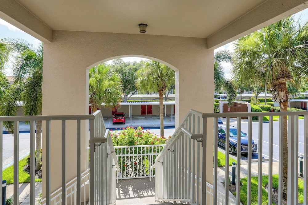 Lake View & Screened Balcony: Estero Getaway!