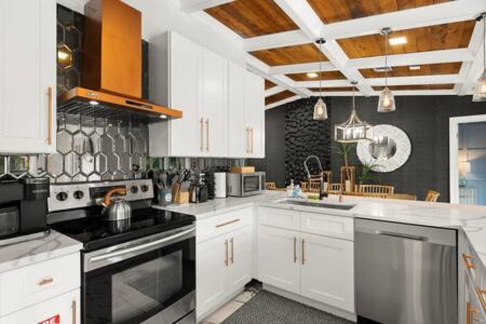 Serenity Haven Luxe Pet Friendly 5BR With Pool view 2