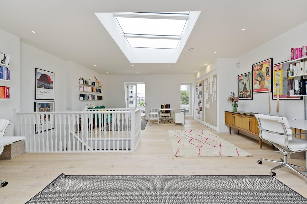Gorgeous Stylish Interior Designed 5 Bed Home in Holland Park - Superb Location
