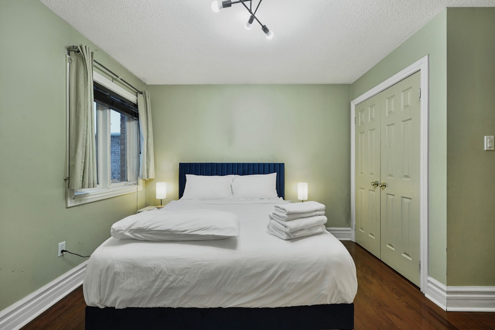 Mississauga Retreat Your Spacious 5-bedroom Home