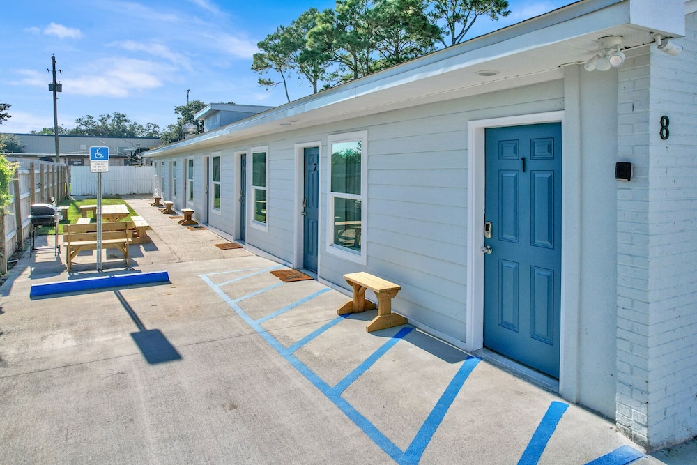 Hotel Seaside Escape - Image 1