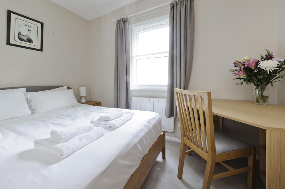 Stylish two Bedroom Apartment Near Tower Bridge by Underthedoormat