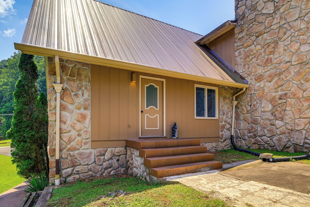 17 Mi to Coal Canyon Trail: Scenic Mtn-view Apt!