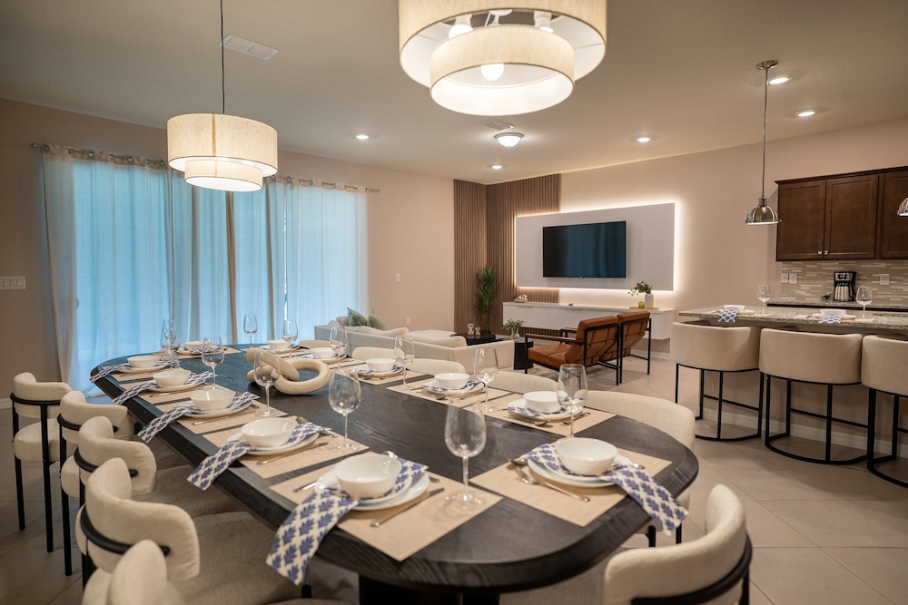Stunning 10 Bed Home With Themed Rooms Pool