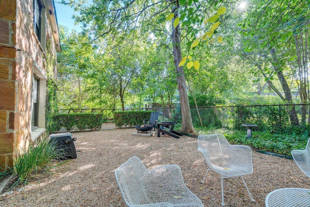 4 Mi to Dtwn: Tranquil Retreat in Austin!