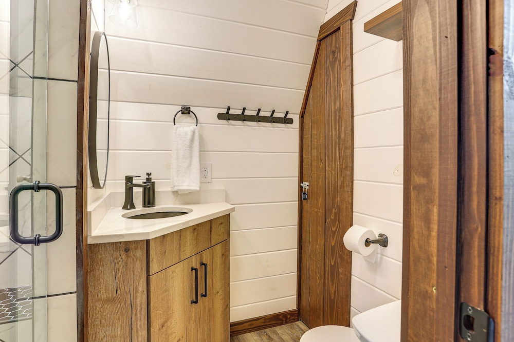 Hot Tub, Fire Pit, Bbq, On-site Pond: Kenton Cabin