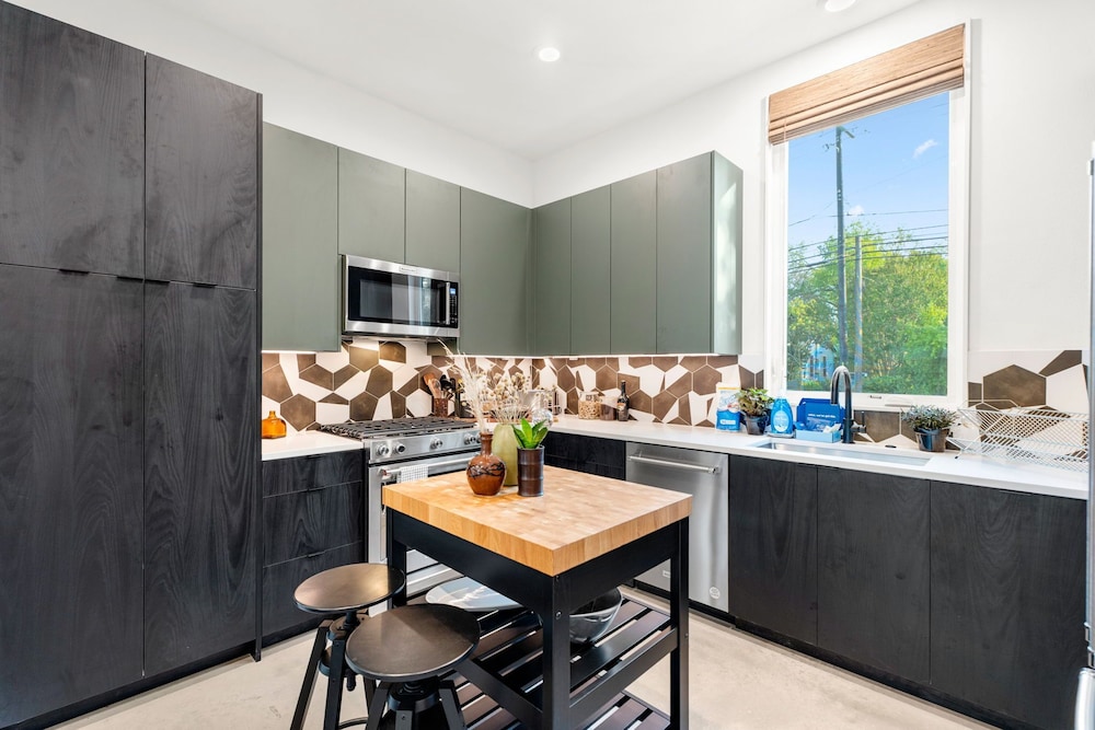 Stylish 2 Bedroom Retreat in South Austin - Image 4