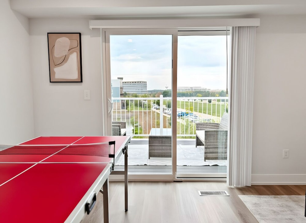 Modern 4BR with Parking - WV rep 4