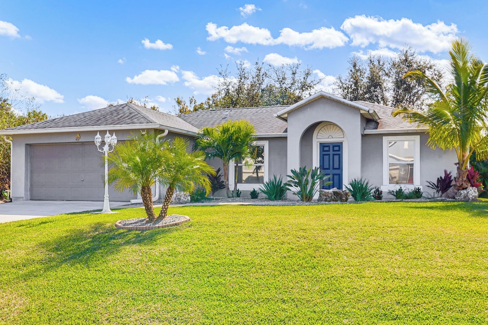 Private Yard & Screened Patio: Sunny Sebastian Gem