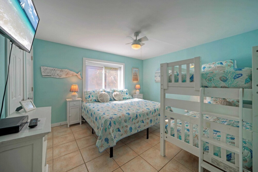 Sleeps 18, 2 Condos Beach Access, Pool, Views, Tennis + Pickleball Courts
