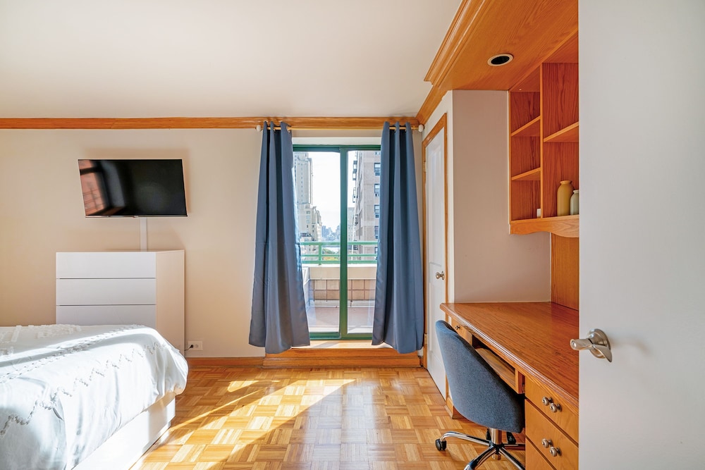 Contemporary 2 Bed 2 Bath Apt Bright and Sunny