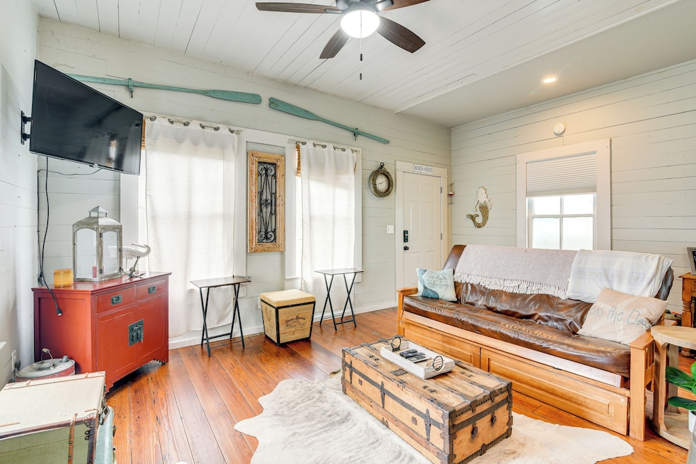 1 Mi to Dtwn: Home w/ Fenced Yard in Galveston!