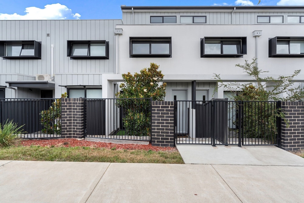 Modern 3-bedroom Townhouse in Quiet Greenway