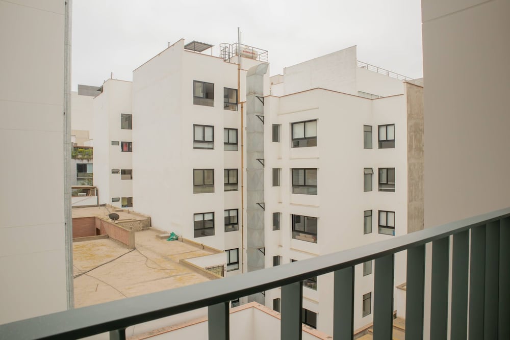 w Inviting 2BR w Balcony in Lively Miraflores