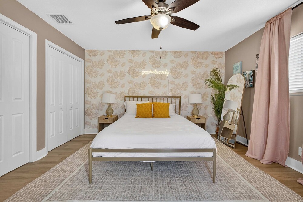 Luxury Meets Paradise Family-friendly 4BR w Pool