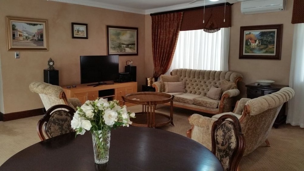 Royal Ridge Guest House and Apartments