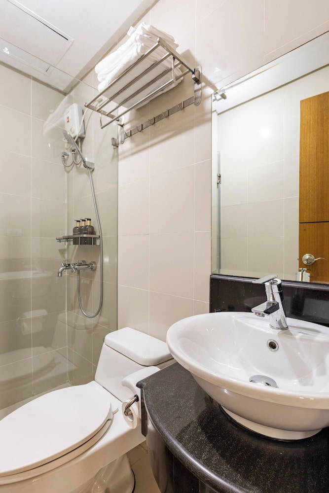 Luxurious Studio in Mckinley Hill With City View