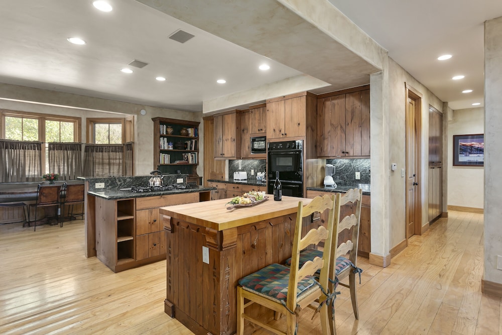 Thistle Drive Home at Deer Valley Resort - 4 Bedroom Home #3020 4 Condo