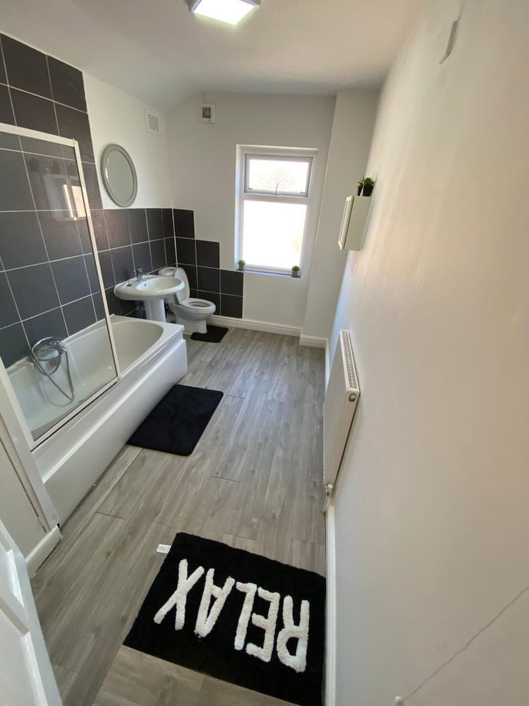 Cosy 2-bed House - Sleeps 4, Garden & Pet-friendly