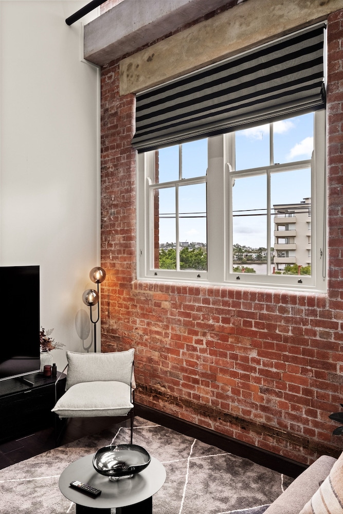Stylish Riverside 2-bedroom Apartment in Teneriffe