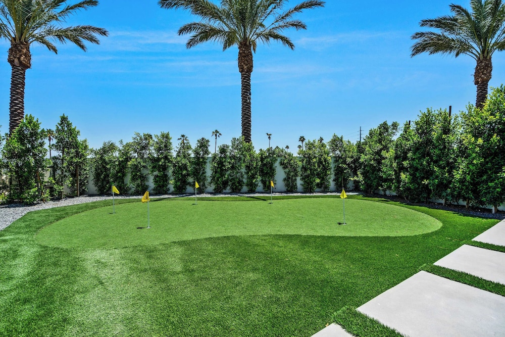 Sleeps 23 Pool, Hot Tub & Putting Green Minutes to Golf & Dining Bravo Villa #7 by Avantstay