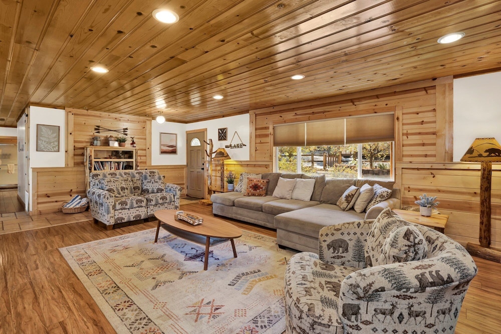 Entertainment Cabin #610