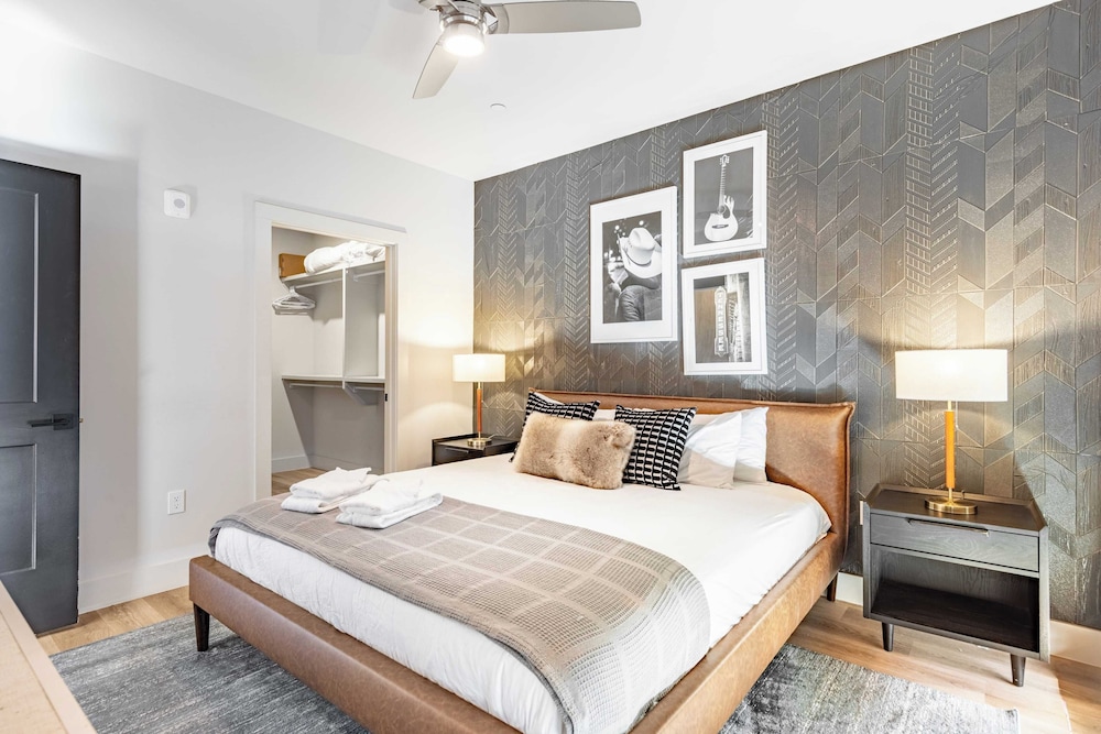 Sleeps 24 4 Modern Midtown Apartments w/ Gym + Pool Walkable to Shops & Eats