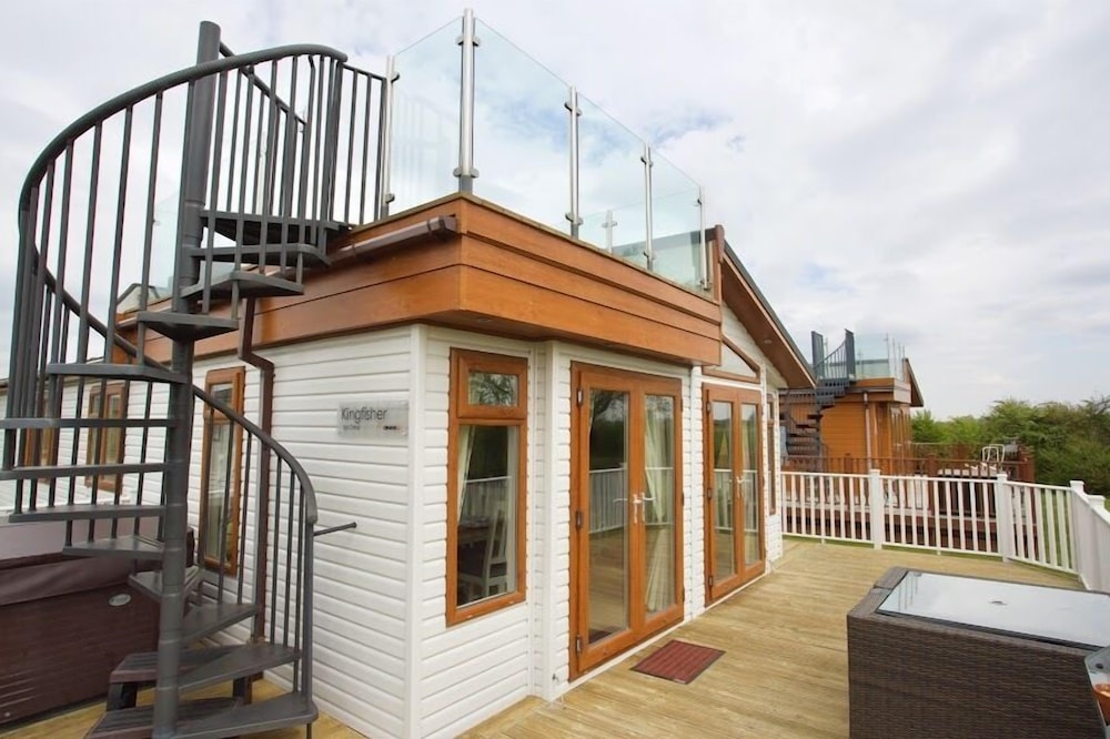 Beautiful 2-bed Lodge With hot tub and Saunain Ely view 5